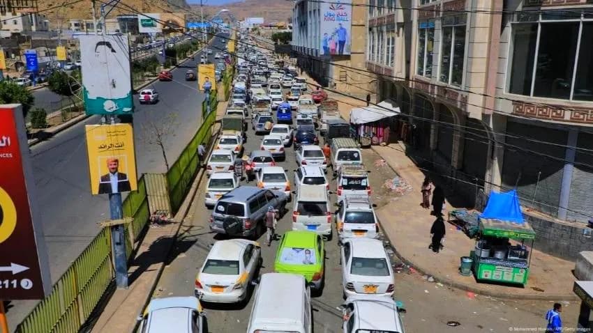 تحت ذريعة تنظيم المرور.. إجراءات حوثية جديدة تهدد أرزاق آلاف السائقين والتجار  في صنعاء