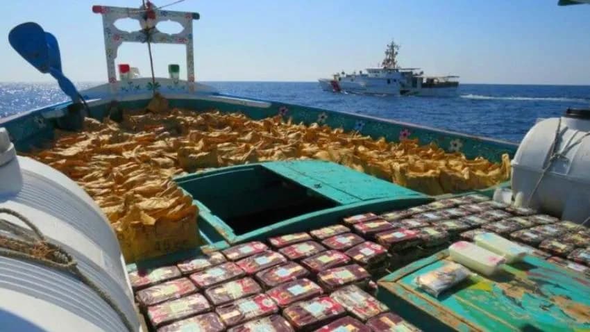 بقيمة تتجاوز 120 مليون دولار.. البحرية المشتركة تضبط شحنة مخدرات في بحر العرب