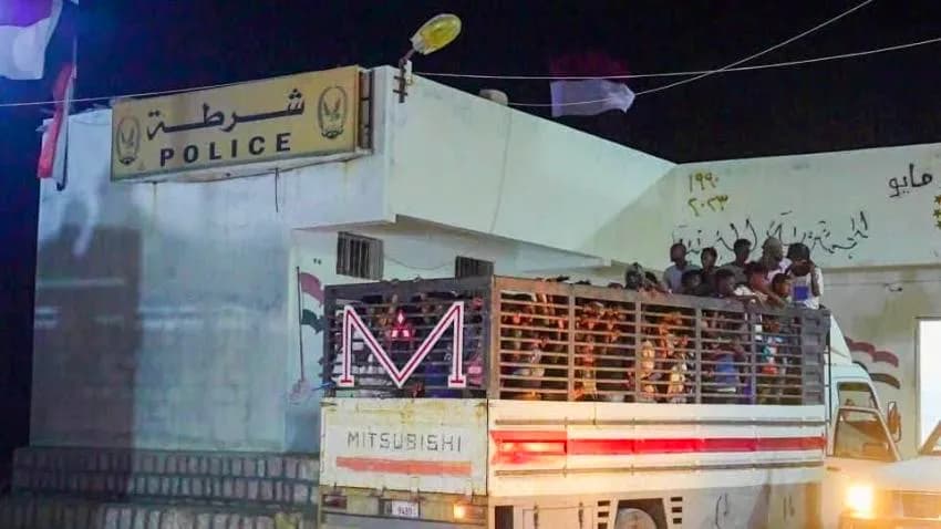 شرطة المهرة تضبط 26 مهرباً وتُرحّل أكثر من 400 مهاجر غير شرعي في حملة أمنية واسعة