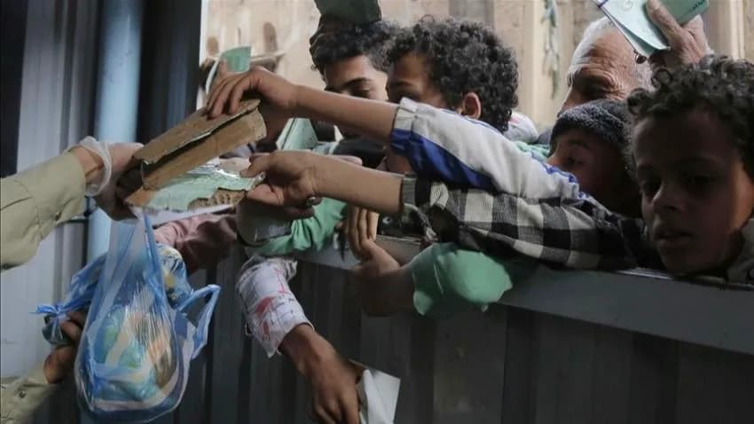 أكثر من 30 منظمة: اليمن يواجه ثالث أكبر أزمة غذاء في العالم ونصف أطفاله يعانون سوء التغذية