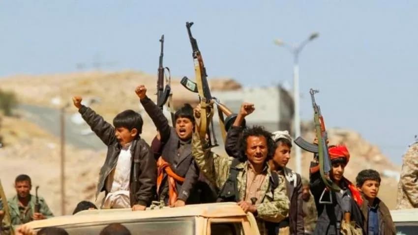 مليشيا الحوثي تقتحم  إحدى القرى  غرب بتعز وتختطف 19 مدنياً في حملة مداهمات جديدة