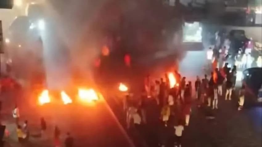الظلام يُشعل عدن..  احتجاجات غاضبة تنديدا بانقطاع الكهرباء وتردي الأوضاع