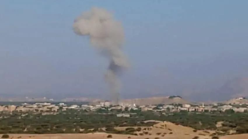 أبين.. انفجاران يهزان المجمع الحكومي في مديرية المحفد