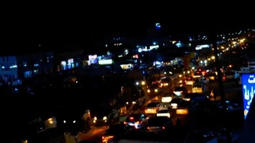عدن تغرق في الظلام.. فساد الطاقة يحاصر المدينة ويكشف انهيار منظومة الكهرباء