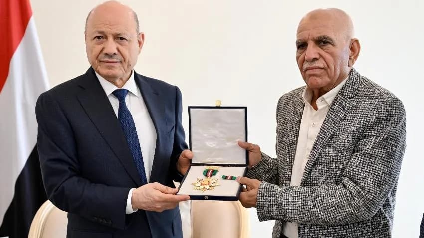 رئيس مجلس القيادة يمنح  افتهان المشهري وسام الواجب تقديرا لتضحياتها في الخدمة العامة
