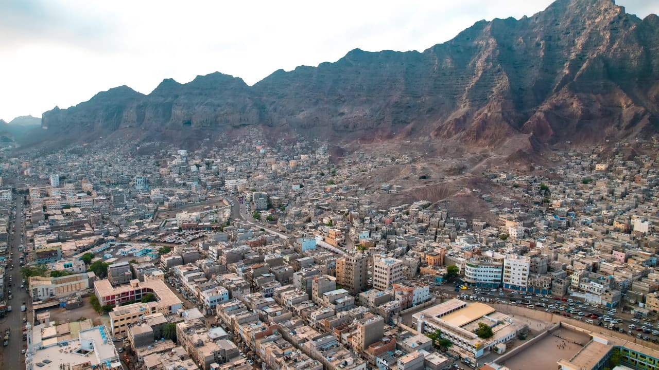 عدن.. إصابة 3 مواطنين بانفجار مقذوف ناري