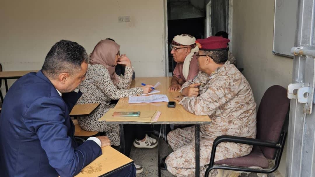 اللجنة الوطنية للتحقيق تزور مركز احتجاز عسكري في تعز وتدعو لضمان كرامة المحتجزين
