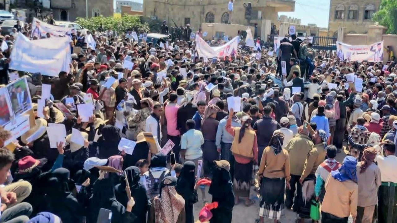 تعز.. تظاهرة في التربة تندد بمقتل الشاب النجاشي على يد أفراد الشرطة