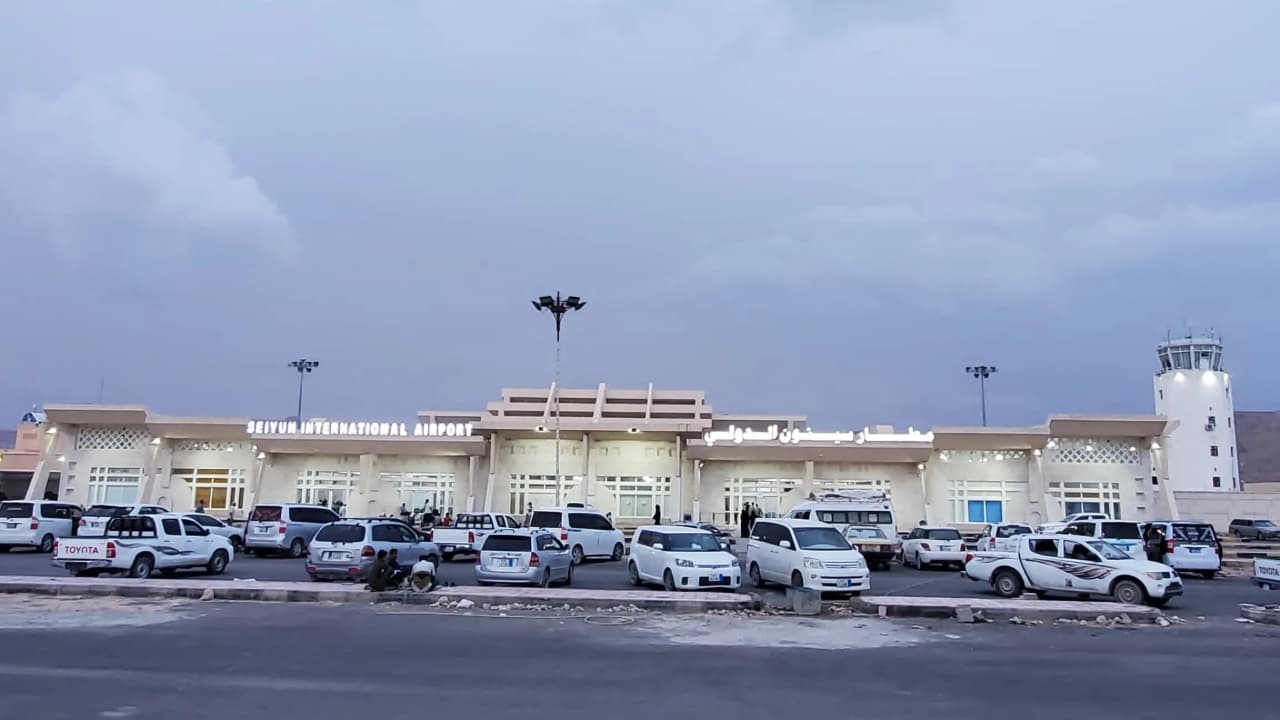 أمن مطار سيئون يعلن إحباط محاولات تهريب وضبط مطلوبين خلال الأشهر الماضية