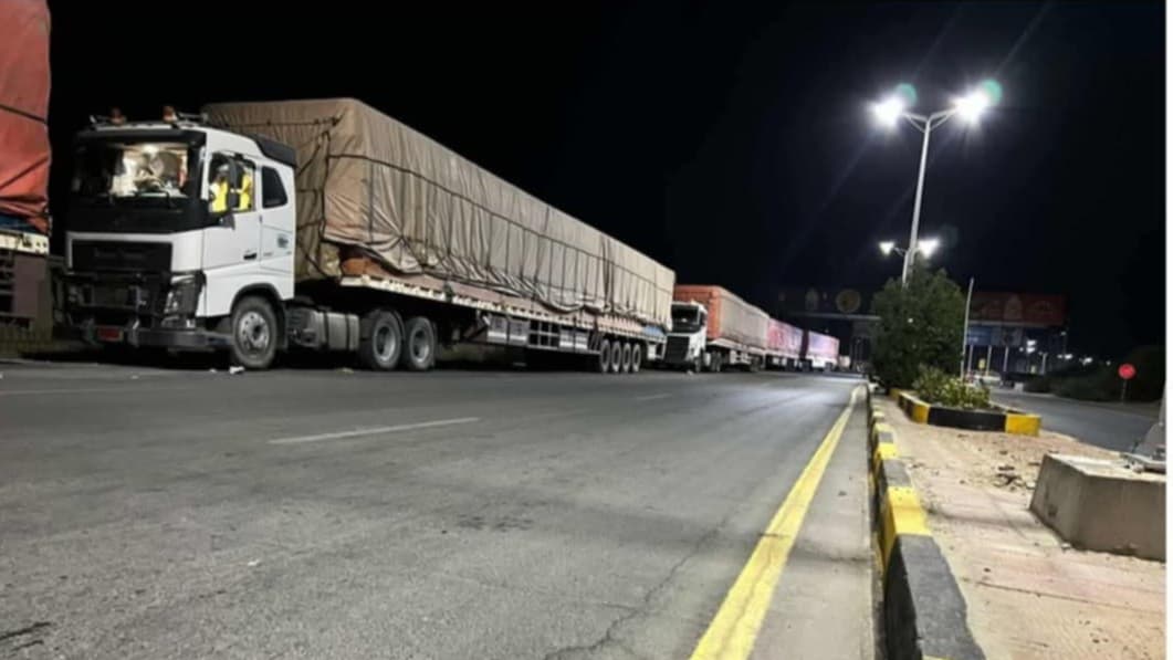 حضرموت.. إيقاف عشرات الشاحنات في سيئون احتجاجًا على الجبايات غير القانونية