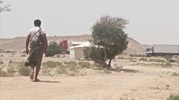 حضرموت.. إصابة أربعة أشخاص باشتباكات إثر اعتراض مسلحين قاطرات وقود
