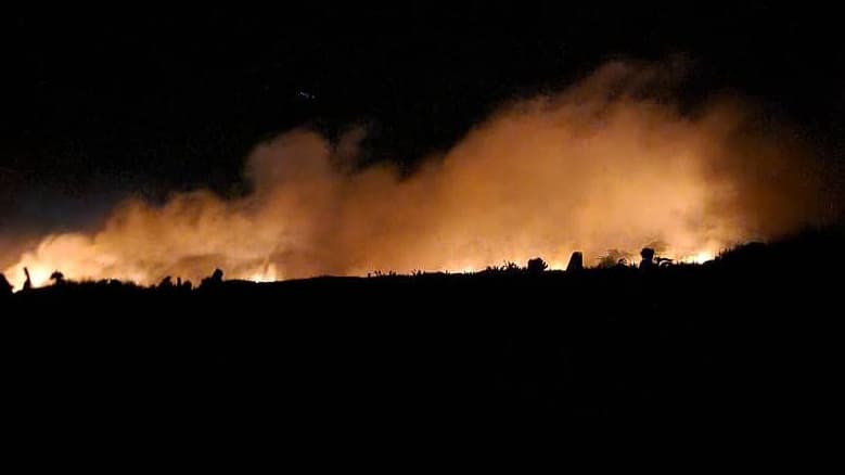 أبين.. حرائق واسعة تلتهم مزارع في منطقة الكود بمديرية خنفر