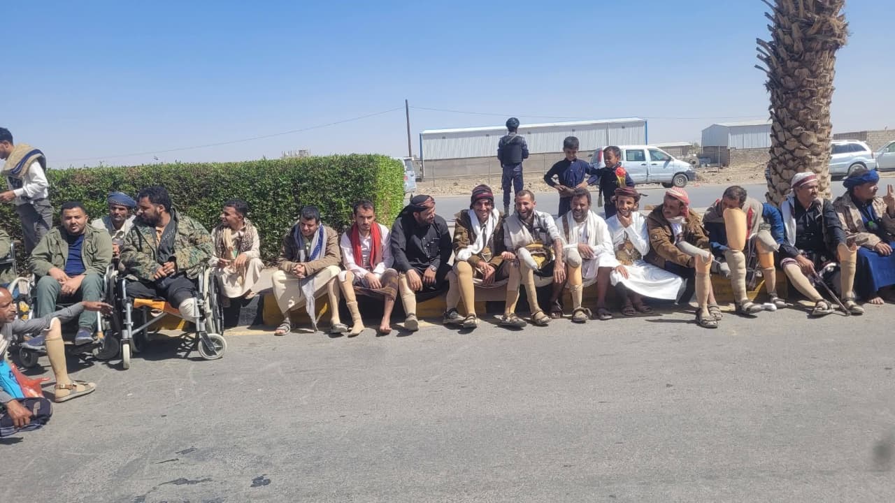 جرحى الجيش بمأرب يرفضون رفع الاعتصام ويطالبون بصرف كامل حقوقهم