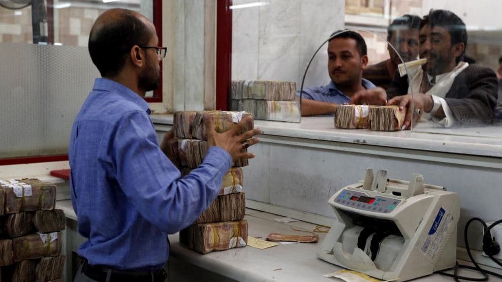 تحذيرات من حرب اقتصادية في ظل اختفاء العملة المحلية من الأسواق