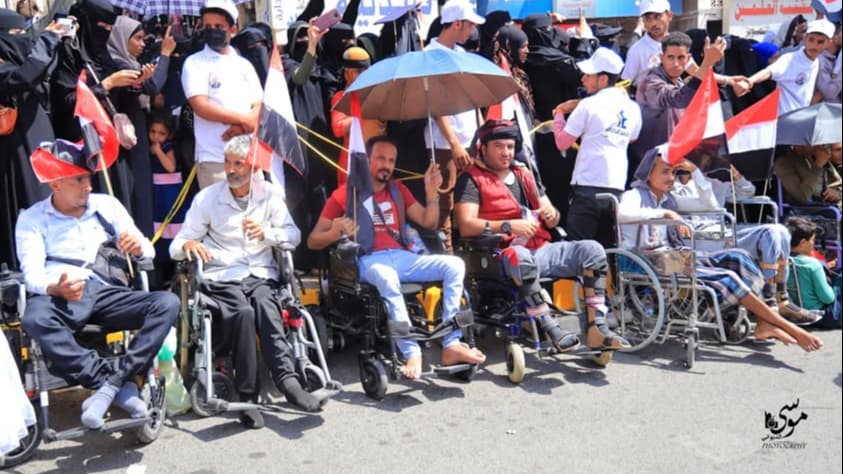 جرحى الجيش في تعز يطالبون بتسوية رواتبهم وصرف مستحقاتهم المتأخرة
