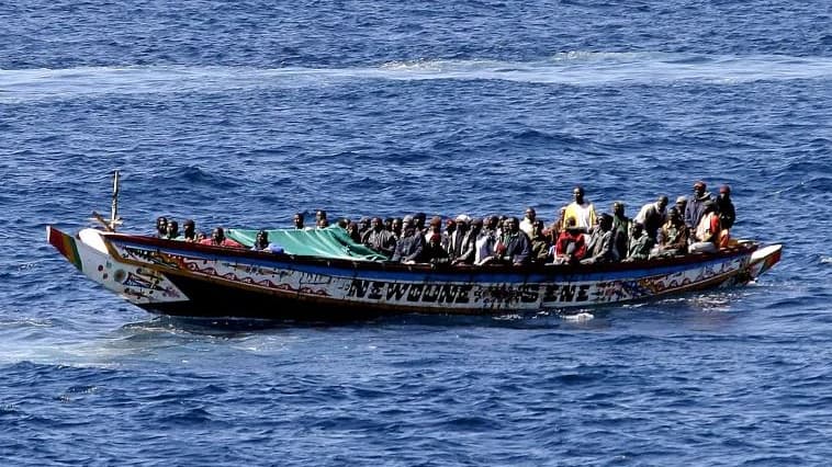 خفر السواحل يعلن ضبط قارب تهريب مهاجرين أفارقة شرق جزيرة ميون