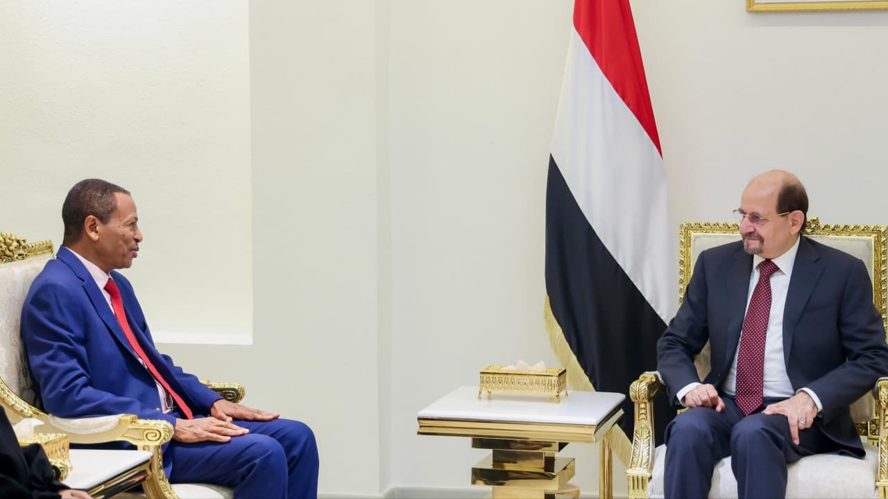 بعد أيام من إعلانه توقيف نشاطه لدى الحوثيين.. المدير الجديد للغذاء العالمي يبحث في عدن تطوير التعاون مع الشرعية