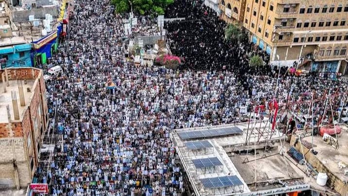 مسؤولون ومواطنون يؤدون صلاة العيد في عدد من ساحات الجمهورية