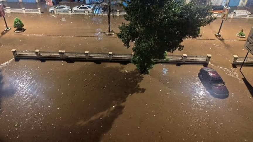 أمطار غزيرة تغمر شوارع عدن وسط مطالبات بتدخل عاجل