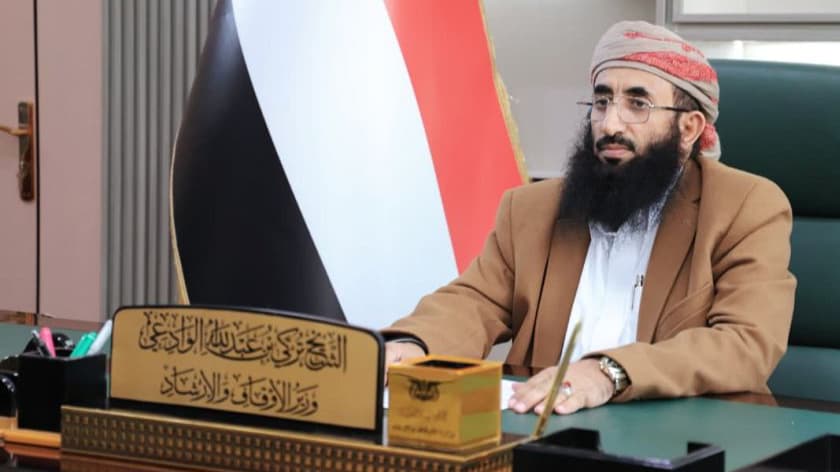 وزير الأوقاف يدعو اليمنيين لوحدة الصف ويحذر من الانجرار نحو الفوضى