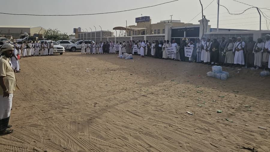 وقفة احتجاجية في مأرب تطالب بتحسين الكهرباء وفتح بوابات السد