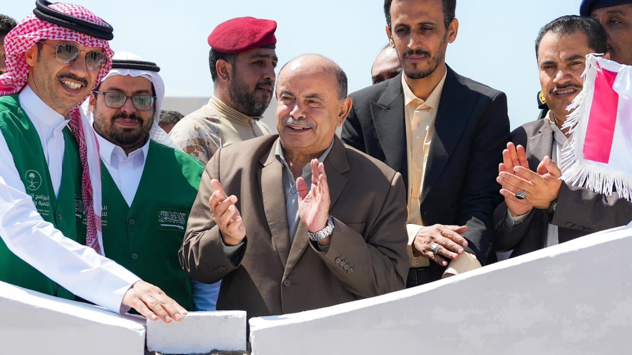 محافظ حضرموت يضع حجر الأساس لمشروعي محطات كهرباء إسعافية بقدرة 100ميجاوات