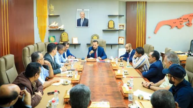 محافظ عدن يوجه بالبدء في تأهيل الطرق وبالنزول الميداني للتعرف مباشرة على مطالب المواطنين