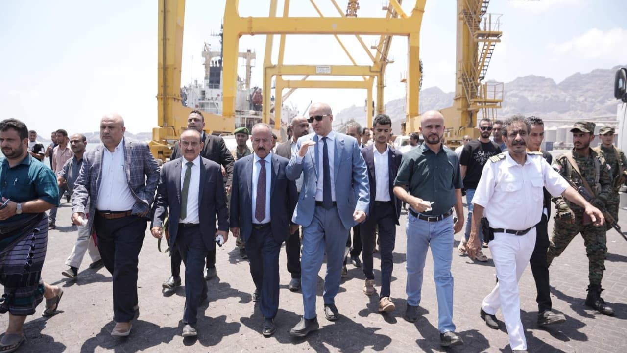 انطلاق المرحلة الثانية من تطوير مداخل ميناء عدن لتعزيز الحركة التجارية