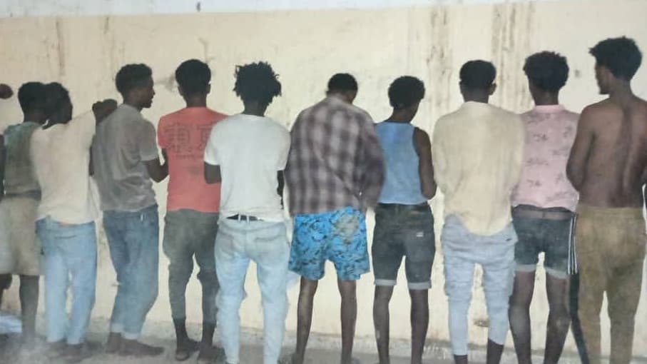 أمن أبين يضبط 25 شخصاً متورطين في تهريب مهاجرين أفارقة في أحور