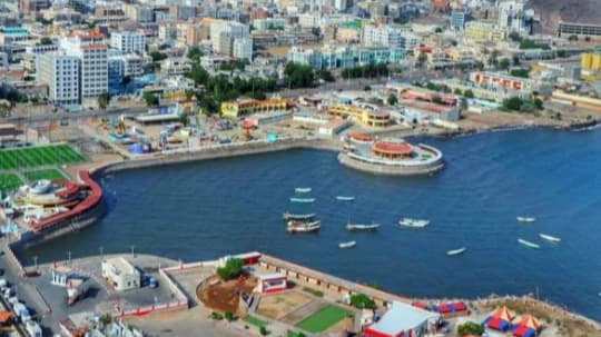 عدن.. مصرع شابين وإصابة ثالث إثر تعاطي مادة يُشتبه أنها وقود طائرات