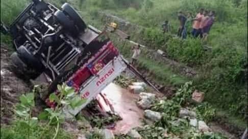 وفاة وإصابة 19 شخصاً بينهم أطفال من عمال الأجر اليومي بمزارع الموز