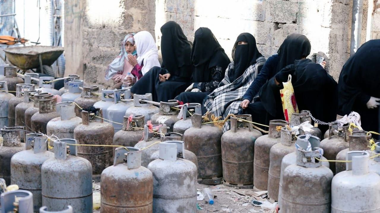اليمنية للغاز تتعهد بضخ كميات إضافية لتخفيف أزمة الغاز في تعز