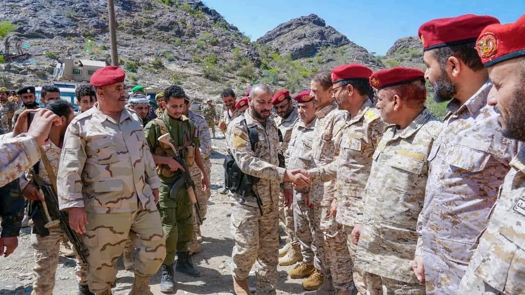 عاد بعد لقاءات مع قيادات الشرعية والتحالف.. محافظ الضالع يناقش الجاهزية ومستجدات الدمج العسكري