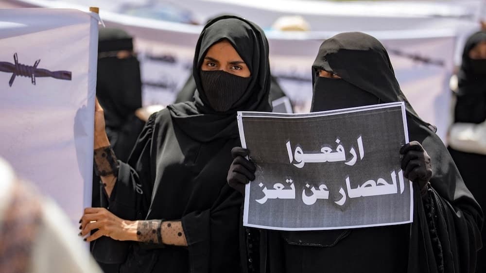 مكتب المبعوث الأممي: قابلة في تعز تستقبل المواليد على ضوء الشموع وسط تداعيات الحرب
