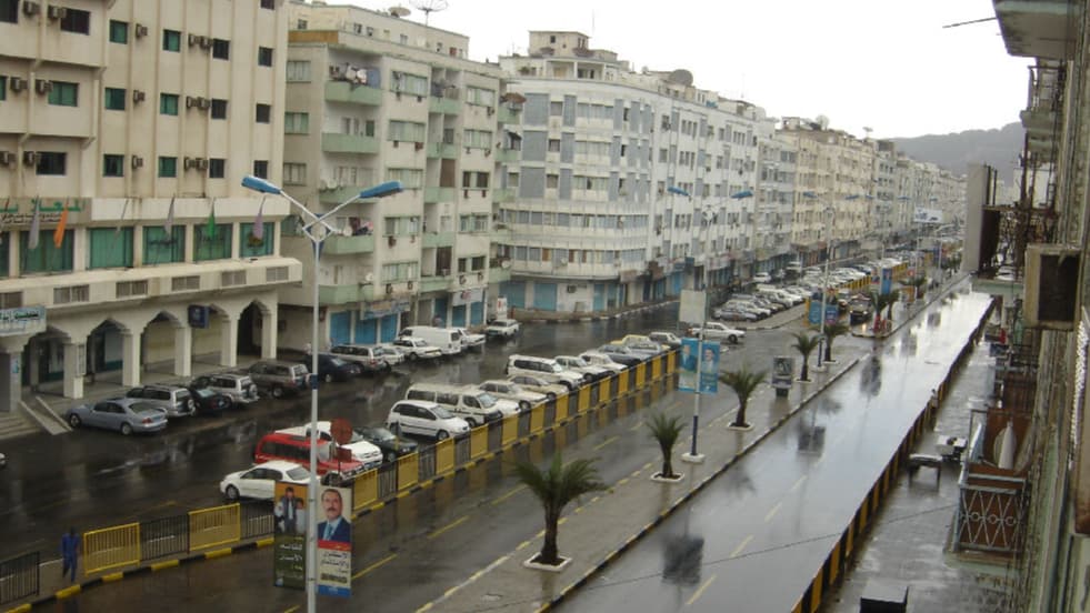 قرار بإخلاء وهدم عمارتين سكنيتين في عدن بعد تحذيرات من خطر الانهيار