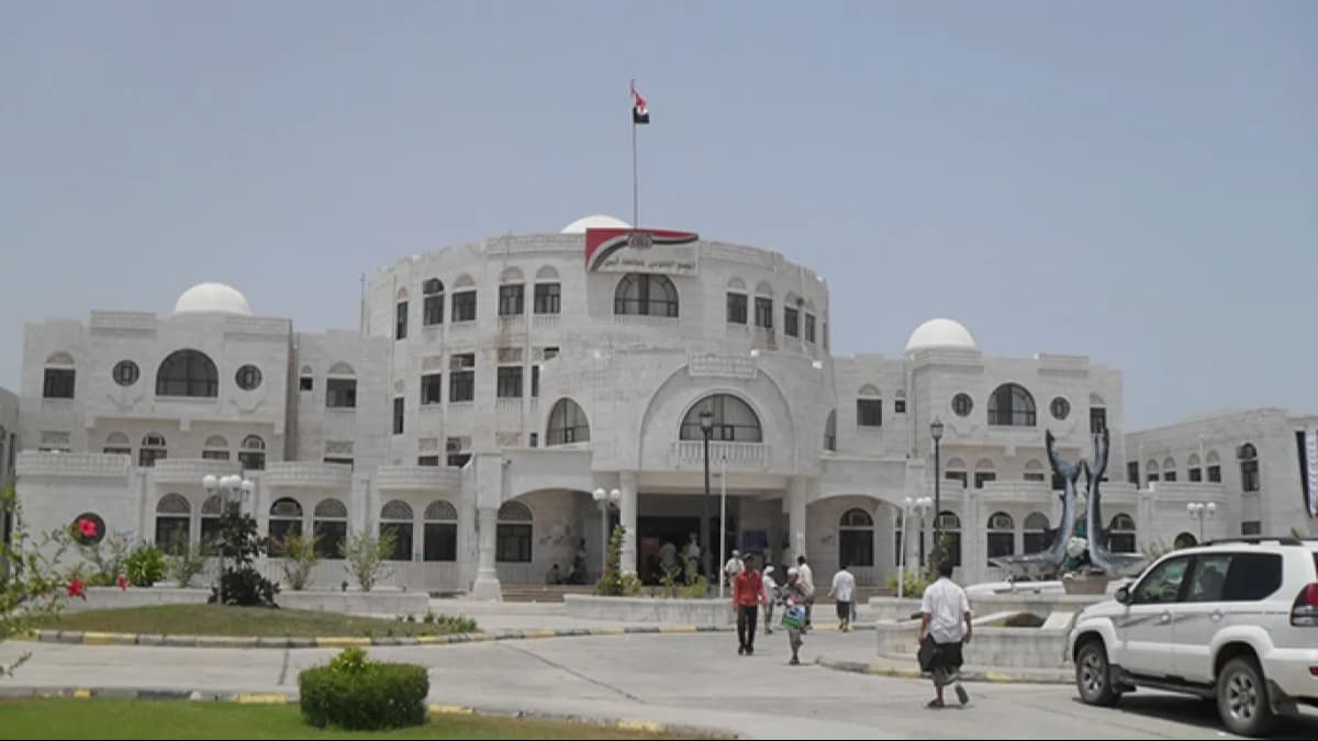 أبين: مجهولون يلقون قنبلة على مبنى قريب من مسكن المحافظ