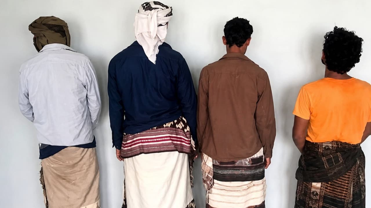 أمن أبين يضبط عصابة تقطع وابتزاز استهدفت سائقي القواطر في خنفر