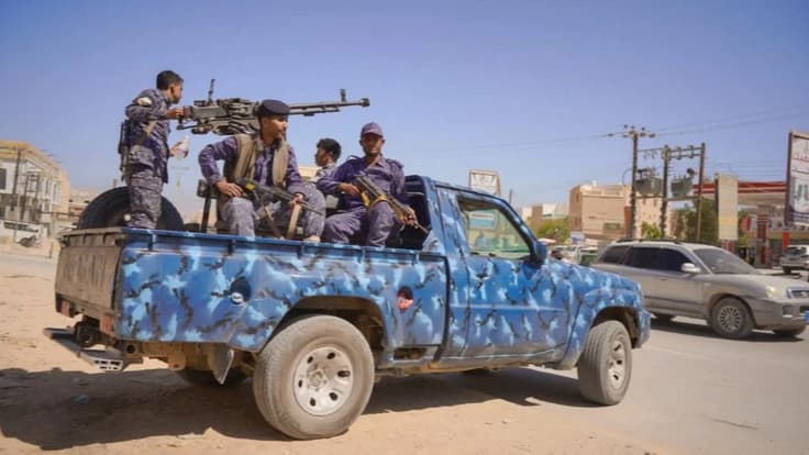 حضرموت.. السلطات الأمنية تعلن ضبط شخص بحوزته مواد مخدرة في سيئون