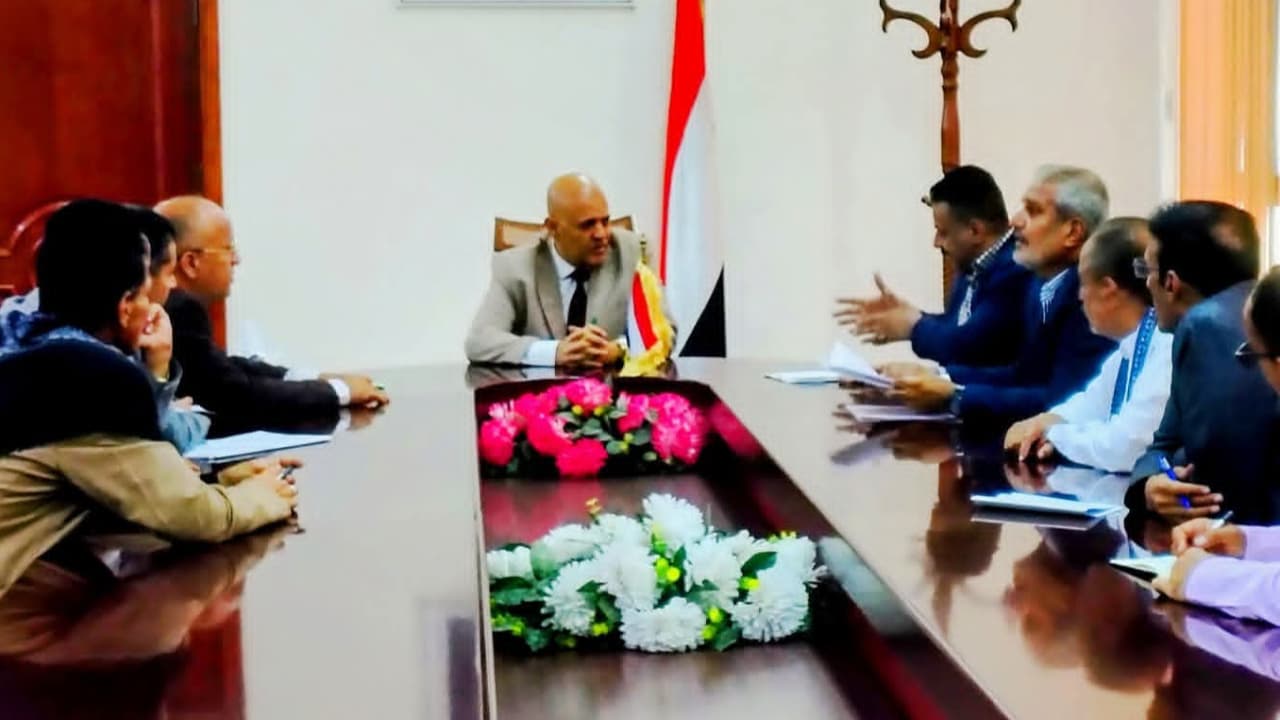 السلطة المحلية بتعز تؤكد أهمية الحفاظ على استقرار أسعار السلع الأساسية وحماية صغار الباعة