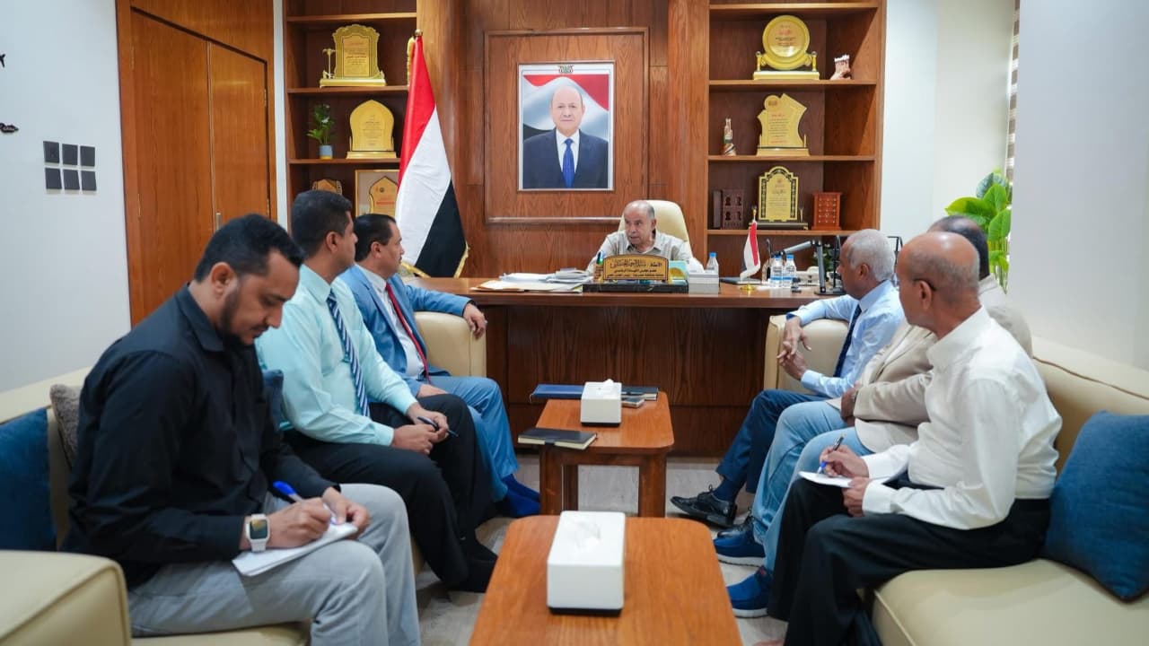 محافظ حضرموت يعد بحلول مستدامة لأزمة الكهرباء بالشراكة مع "أكوا" العالمية
