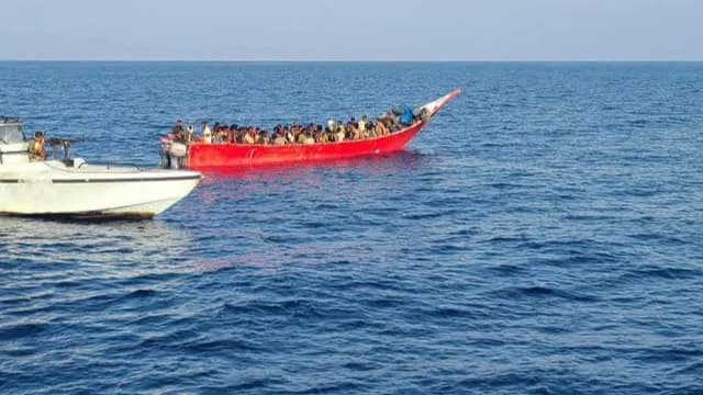 خفر السواحل بالمهرة ينقذ 27 شخصاً بعد تعطل قاربهم في البحر لأربعة أيام