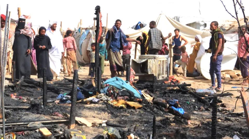 مأرب: حريق في (مخيم السلام) يلتهم 13 مسكناً دون خسائر بشرية