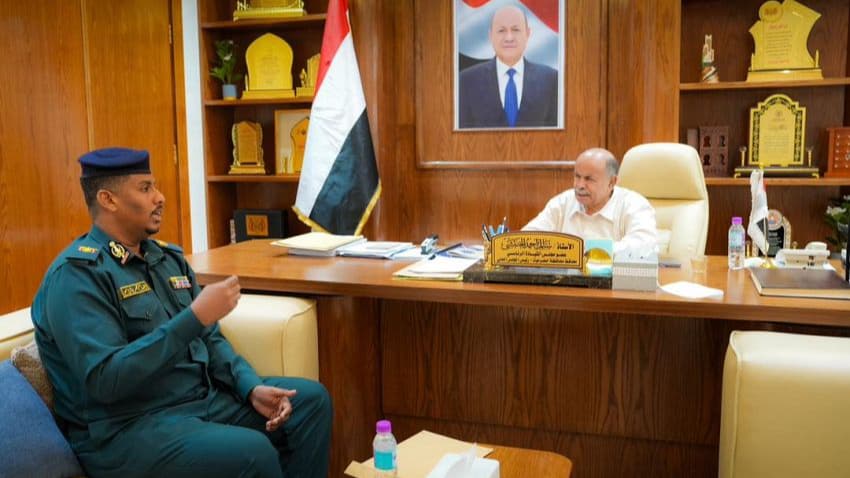 الخنبشي يوجه بتعزيز مكافحة المخدرات ورفع التنسيق الأمني في حضرموت