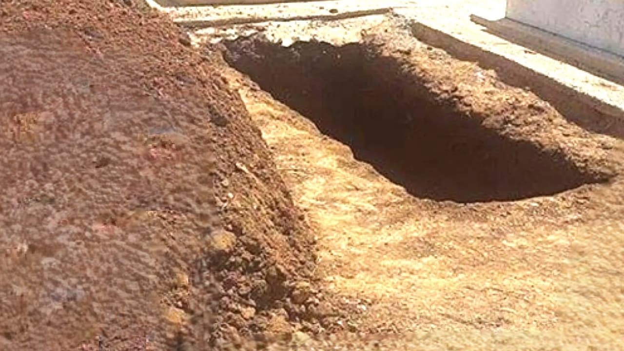 بسبب شبهة جنائية.. نيابة الحديدة تأمر بنبش قبر طفل توفي في ظروف غامضة