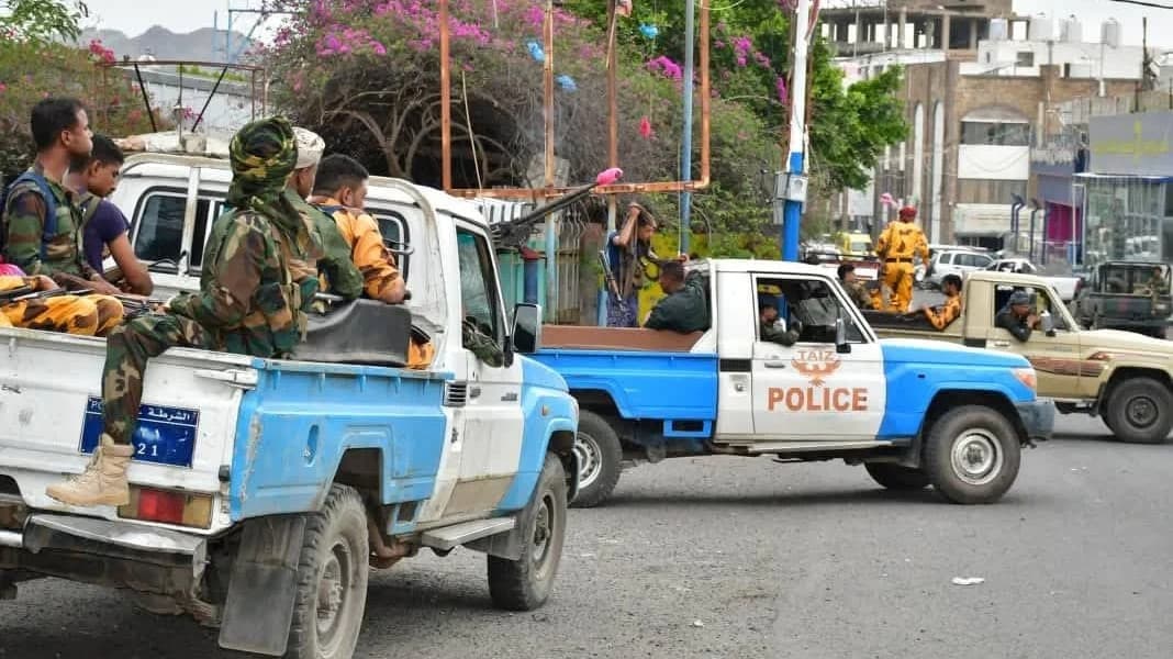 في حوادث متفرقة.. شرطة تعز وأبين توقف 3 متهمين بالشروع في القتل
