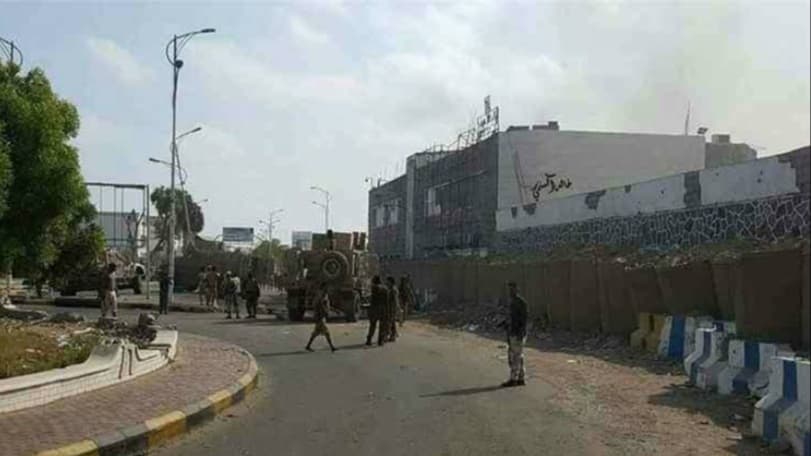 عدن.. مسلحون يحاصرون مبنى البحث الجنائي للمطالبة بالإفراج عن موقوفين والأمن يدفع بتعزيزات