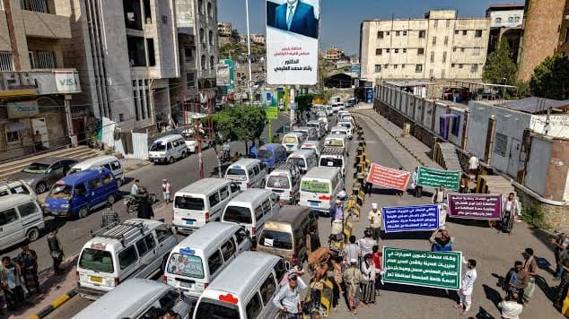 سائقو باصات النقل الداخلي في تعز يطالبون برفع أجرة الراكب إلى 300 ريال
