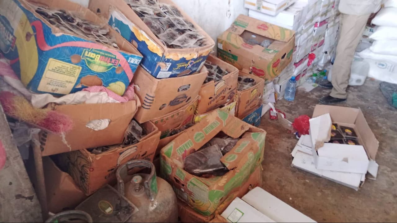 مأرب: ضبط 3 أطنان من التمور التالفة داخل مخزن تجاري