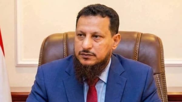 محافظ عدن يصدر حزمة قرارات بمدراء مديريات ولعدد من المكاتب التنفيذية