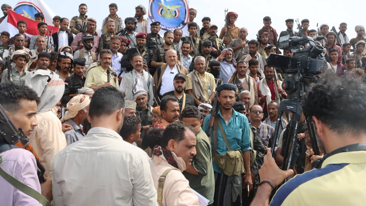 مسيرة في الوازعية تطالب بفك الحصار عن تعز وتؤيد استكمال معركة التحرير